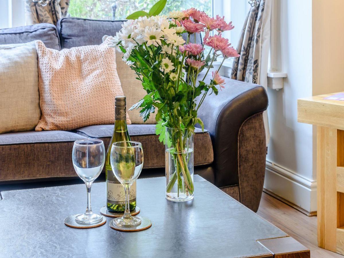 Sail Lodge Скарбъро Екстериор снимка