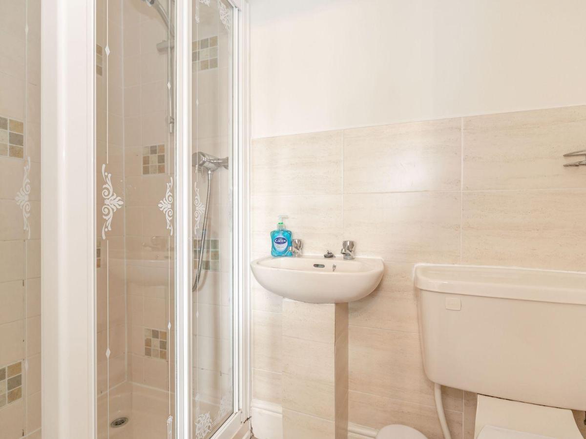 Sail Lodge Скарбъро Екстериор снимка