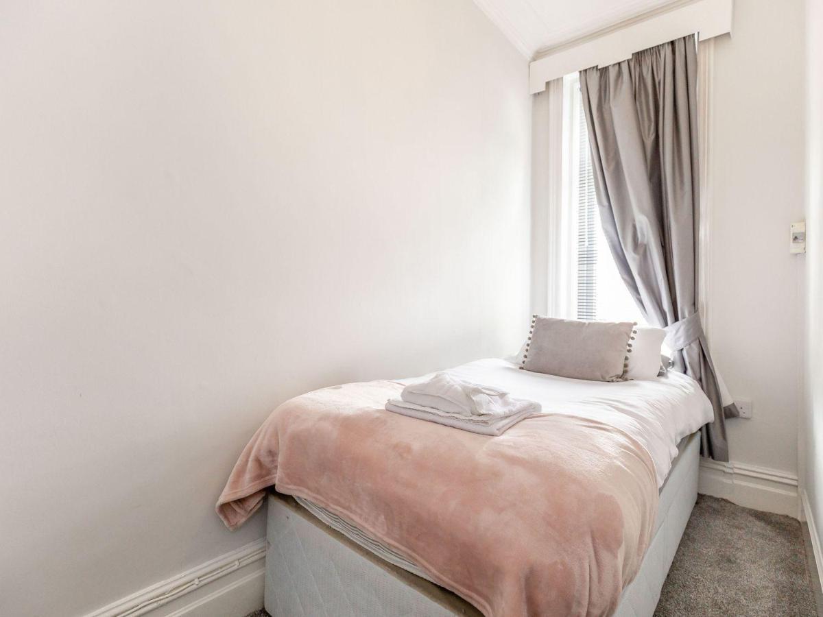Sail Lodge Скарбъро Екстериор снимка