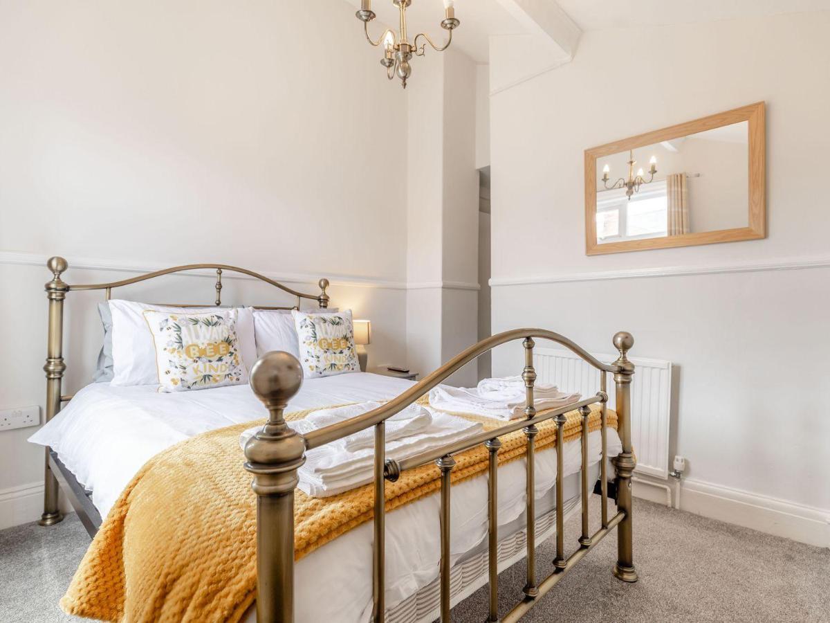 Sail Lodge Скарбъро Екстериор снимка