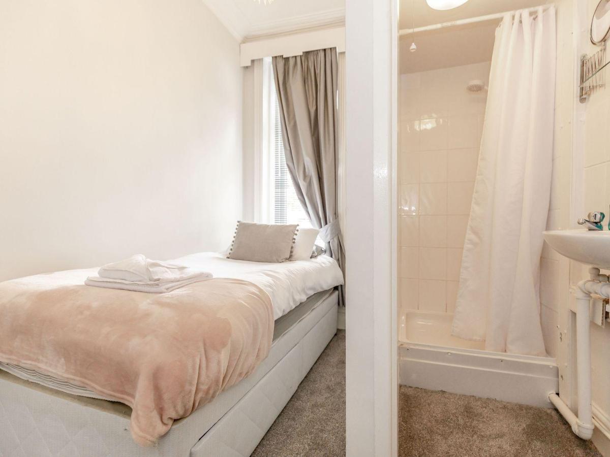 Sail Lodge Скарбъро Екстериор снимка